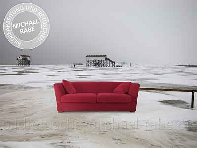 Composing: Ein rotes Sofa am eisigen Strand.