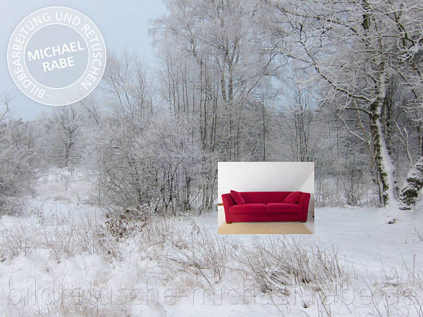 Vor der Bildretusche: Ein rotes Sofa im Schnee