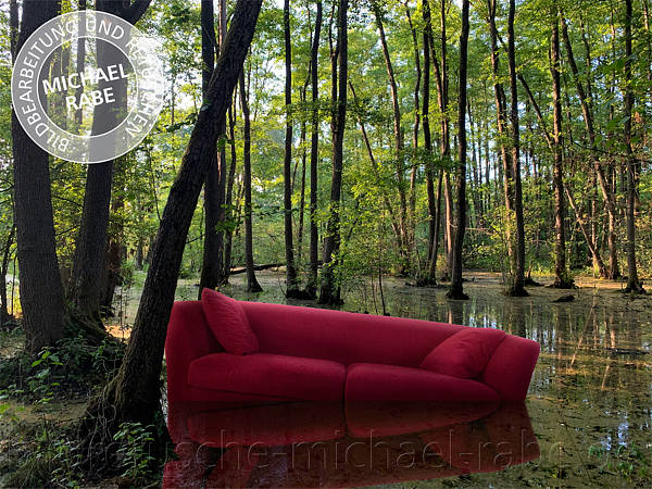 Nach der Fotomontage: Ein rotes Sofa im Sumpf