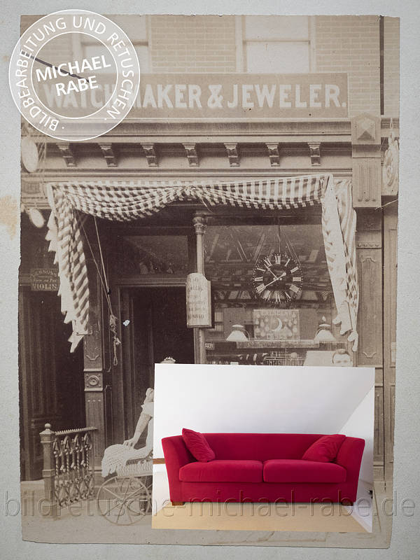 Vor der Bildretusche: Ein rotes Sofa auf einer historischen Fotografie
