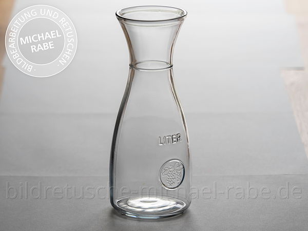 Vor der Bildretusche: Produkte aus Glas freistellen: Glaskaraffe mit Schatten