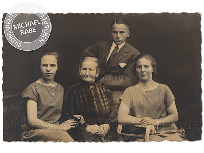Bildretusche: Historisches Familienfoto restaurieren: Flecken und verblichene Stellen retuschieren