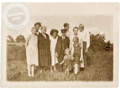 Bildretusche: Digitale Restaurierung eines historischen Familienfotos aus den 30er Jahren.