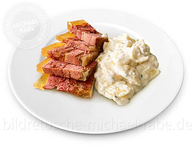 Food Retusche: Kaisersülze mit Kartoffelsalat.