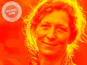 Siebdruckartiges Porträt mit grafischen Charakter: Tonwerte getrennt und eingefärbt