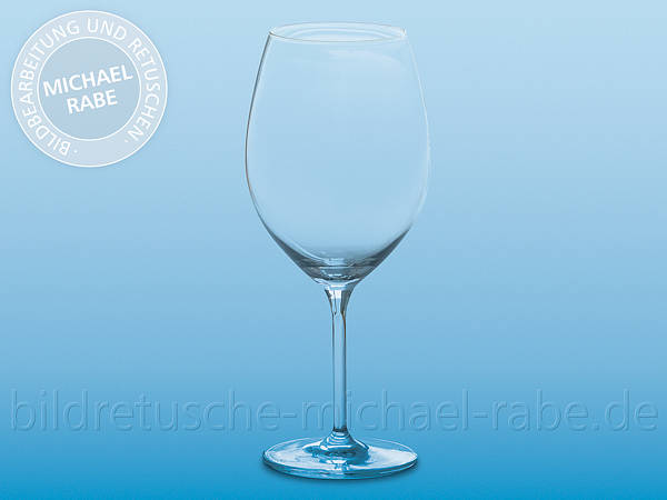 Nach der Bildretusche: Produkte aus Glas freistellen: Rotweinglas mit Schatten