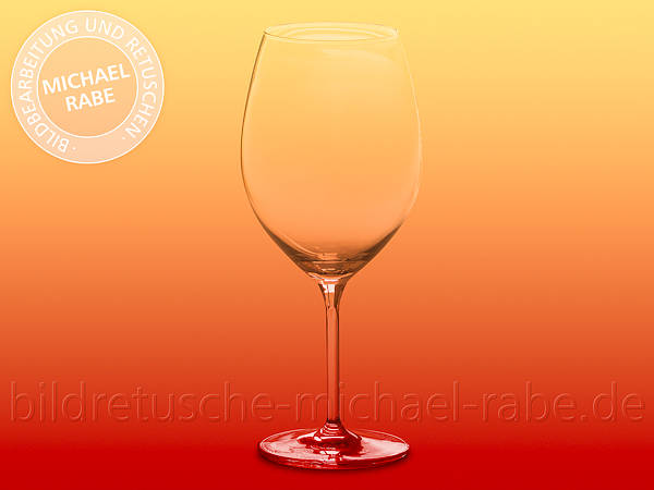 Nach der Bildretusche: Produkte aus Glas freistellen: Rotweinglas mit Schatten