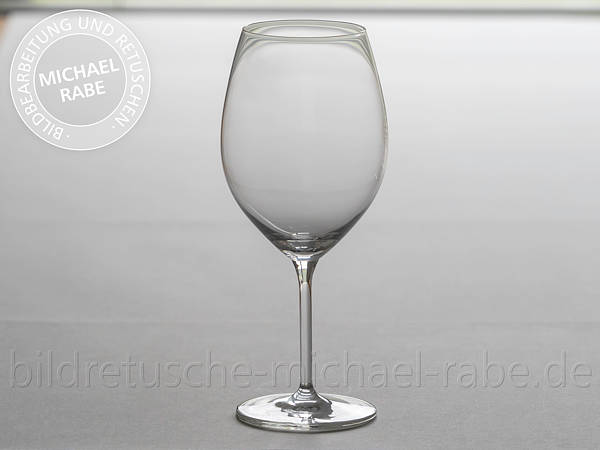 Vor der Bildretusche: Produkte aus Glas freistellen: Rotweinglas mit Schatten