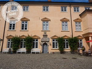Vor der Bildretusche: Bildretusche Schlossfassade Perspektive korrigieren Vor der Bildretusche: Bildretusche Schlossfassade Perspektive korrigieren