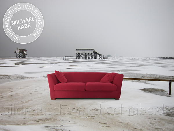 Nach der Bildretusche: Ein rotes Sofa am eisigen Strand
