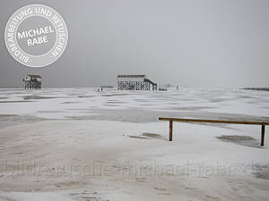 Vor der Bildretusche: Ein rotes Sofa am eisigen Strand