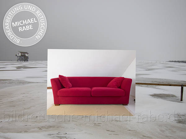 Vor der Bildretusche: Ein rotes Sofa am eisigen Strand