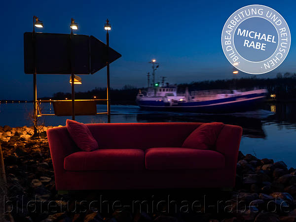 Nach der Fotomontage: Ein rotes Sofa am nächtlichen Kanal