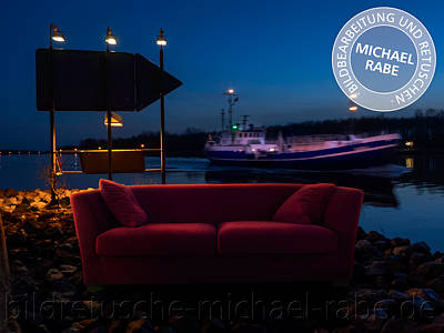 Fotomontage und Composing: Ein rotes Sofa am nächtlichen Kanal.