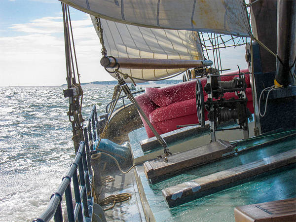 Nach der Fotomontage: Ein rotes Sofa an Bord eines holländischen Traditionsseglers