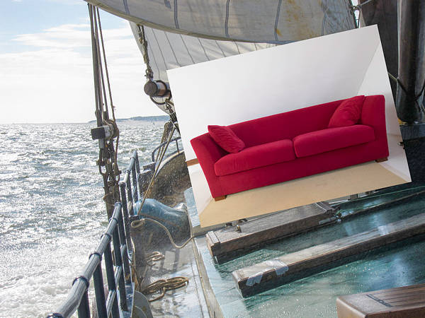 Vor der Fotomontage: Ein rotes Sofa an Bord eines holländischen Traditionsseglers