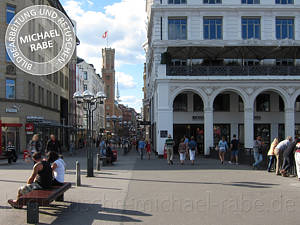 Vor der Bildretusche: Ein rotes Sofa auf der hamburger Schleusenbrücke Vor der Bildretusche: Ein rotes Sofa auf der hamburger Schleusenbrücke