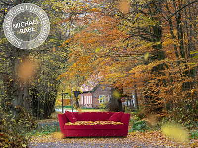 Composing: Ein rotes Sofa im Herbst.