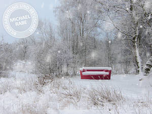 Nach der Bildretusche: Ein rotes Sofa im Schnee Nach der Bildretusche: Ein rotes Sofa im Schnee