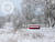 Composing: Ein rotes Sofa im Schnee