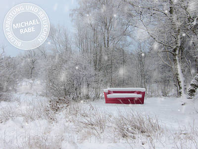 Composing: Ein rotes Sofa im Schnee.