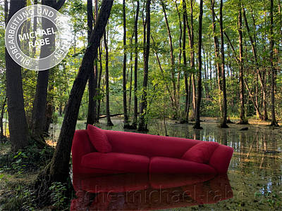 Fotomontage und Composing: Ein rotes Sofa versinkt im Sumpf.