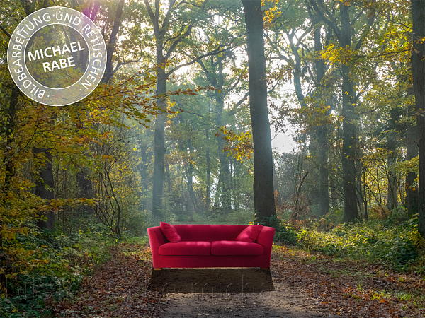 Nach der Fotomontage: Ein rotes Sofa unter den Eichen