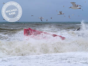 Nach der Fotomontage: Ein rotes Sofa in der Brandung Nach der Fotomontage: Ein rotes Sofa in der Brandung