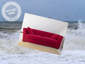 Vor der Fotomontage: Ein rotes Sofa in der Brandung Vor der Fotomontage: Ein rotes Sofa in der Brandung
