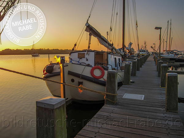 Nach der Bildretusche: Gradation, Helligkeit und Farbe retuschieren: Sonnenuntergang im Hafen