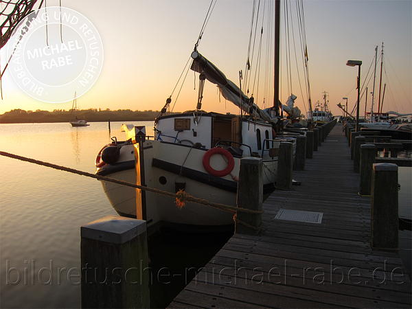 Vor der Bildretusche: Gradation, Helligkeit und Farbe retuschieren: Sonnenuntergang im Hafen